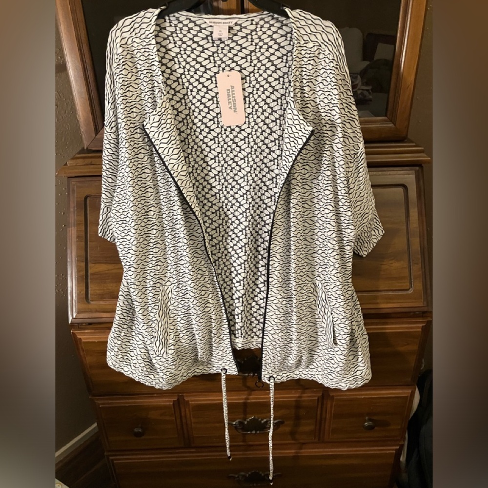 NWT Allison Daley Dillard’s black and white short sleeved zip up jacket, XL